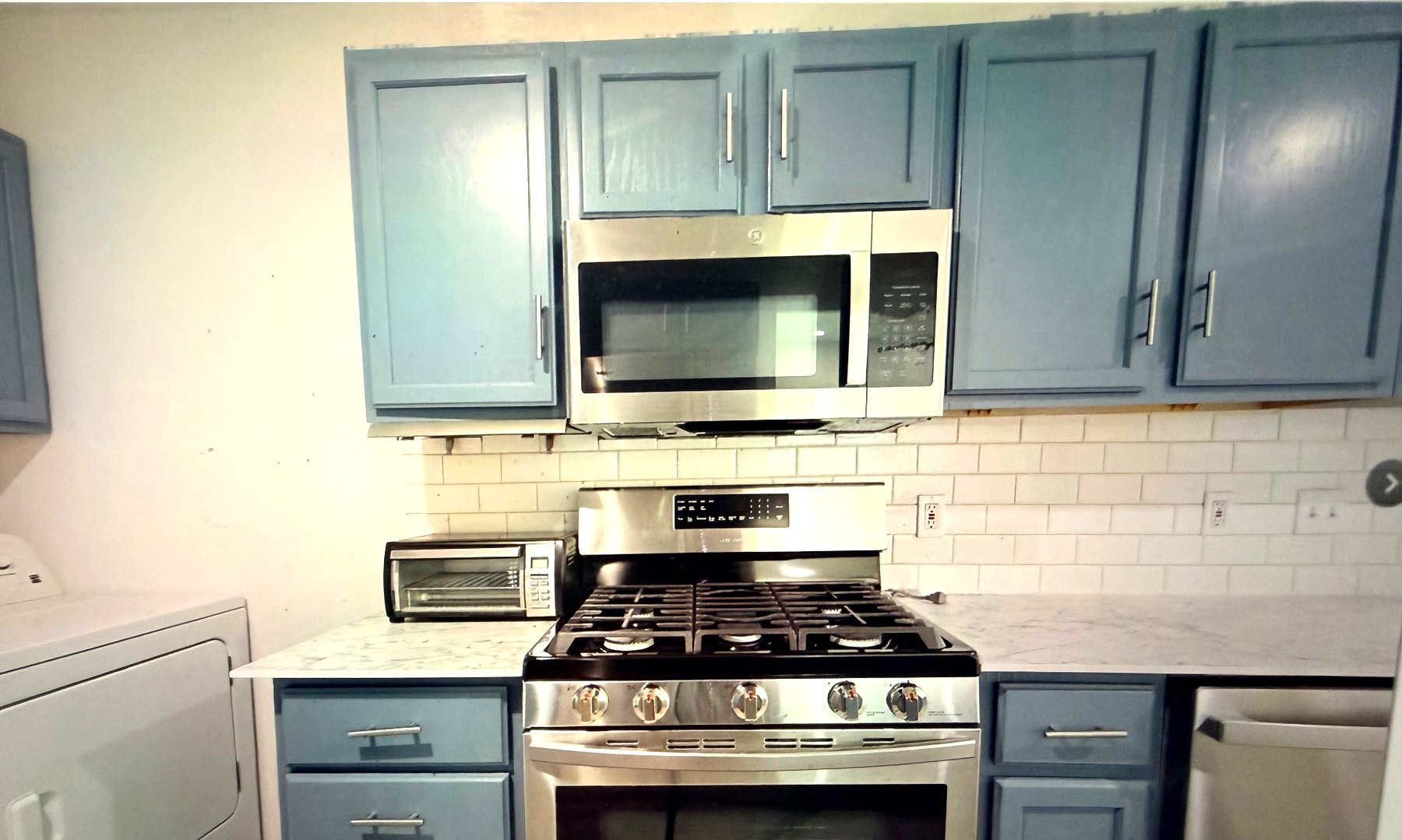 Cosby House — kitchen with gas range, over-the-range microwave and toaster oven