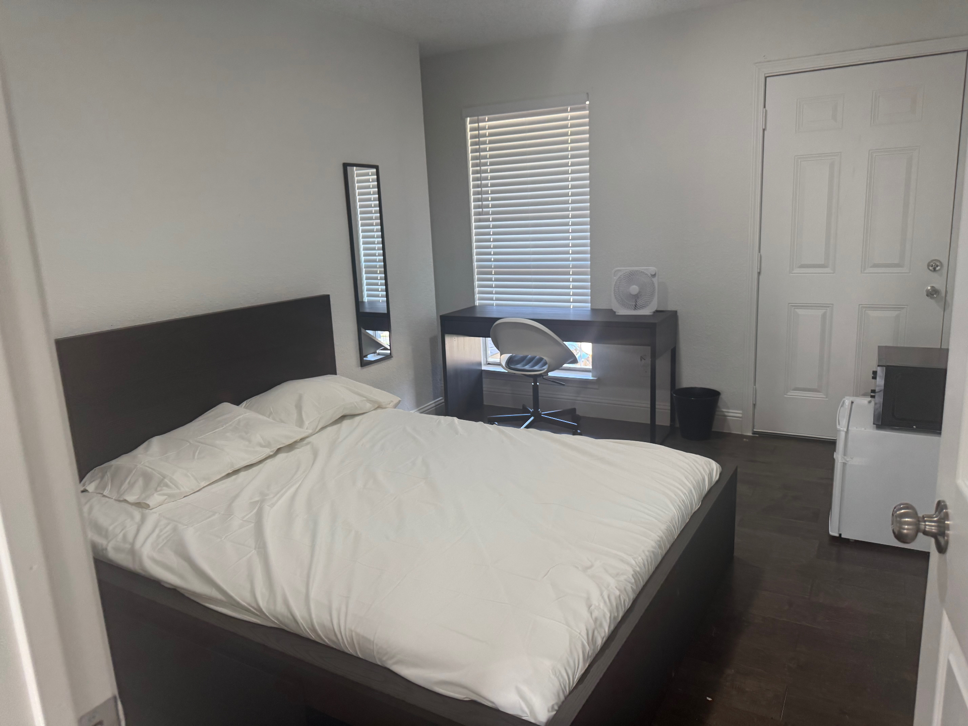 Rinn House — private bedroom with desk, chair and window