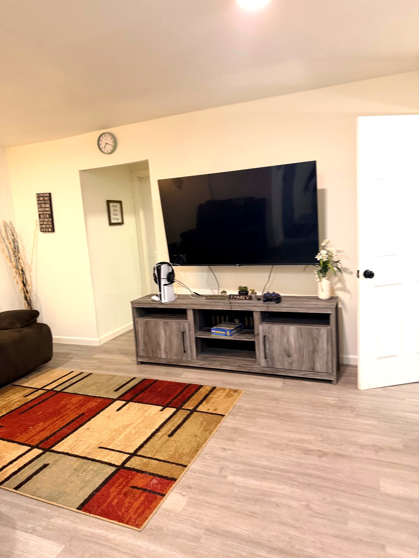 Cosby House — living area with large mounted TV, media console and decorative rug