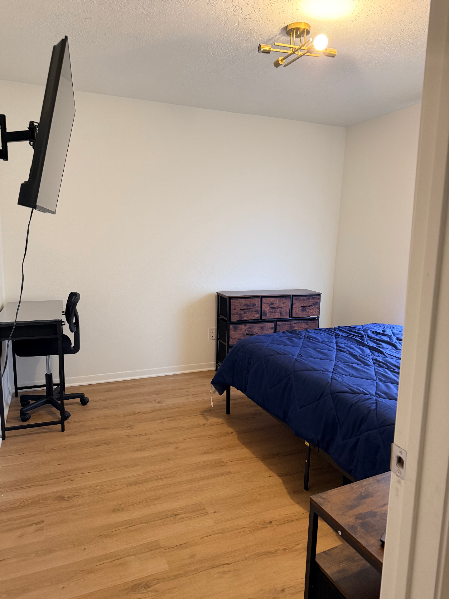 Fairgreen House — spacious bedroom with wall-mounted TV and dresser