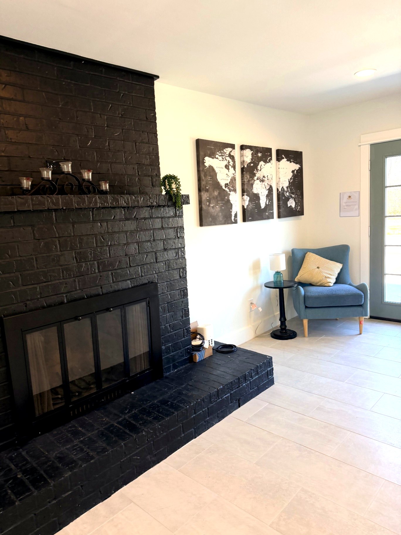 Tilgham House — living room with reading nook