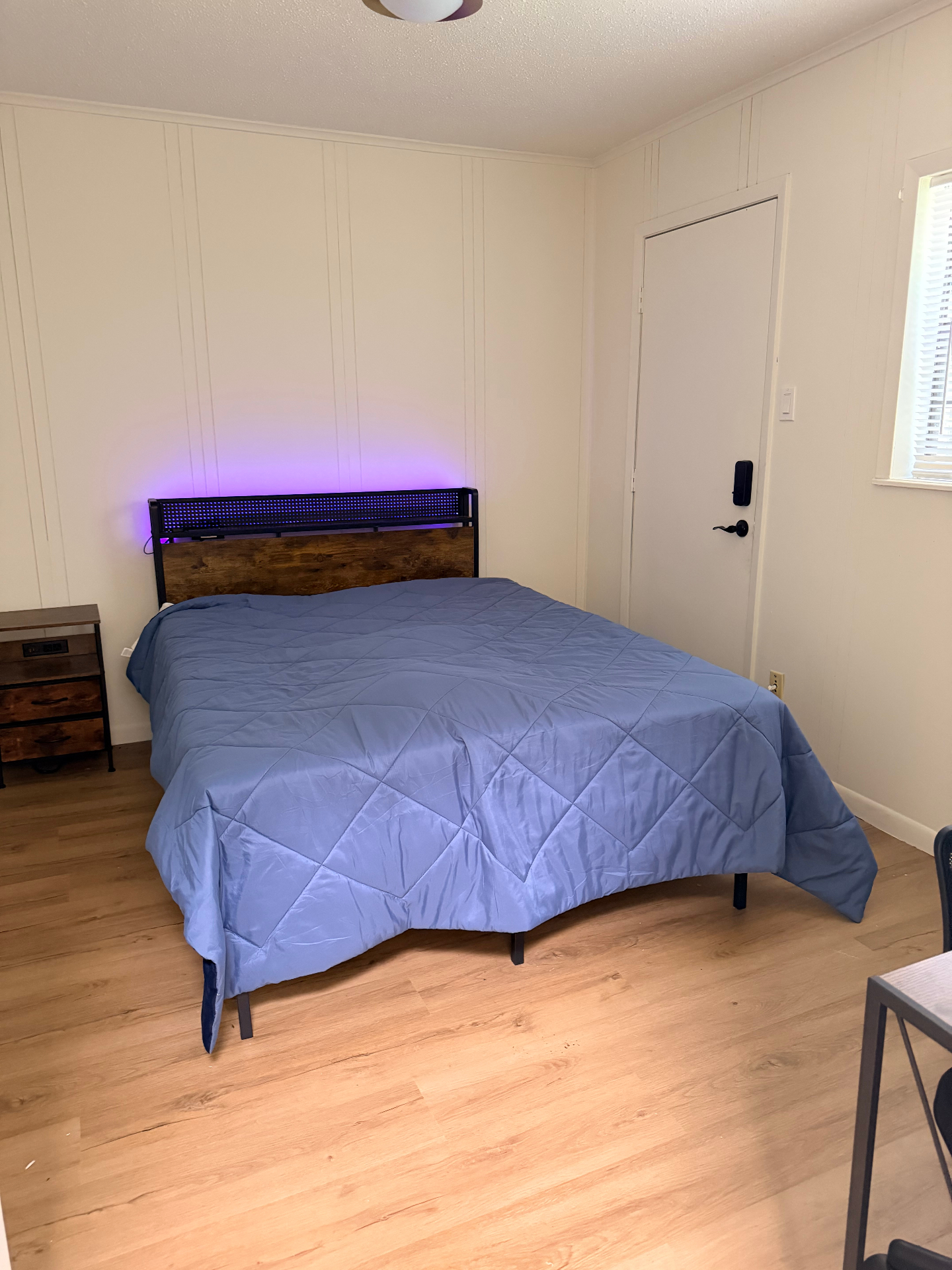 Fairgreen House — furnished private bedroom with queen bed