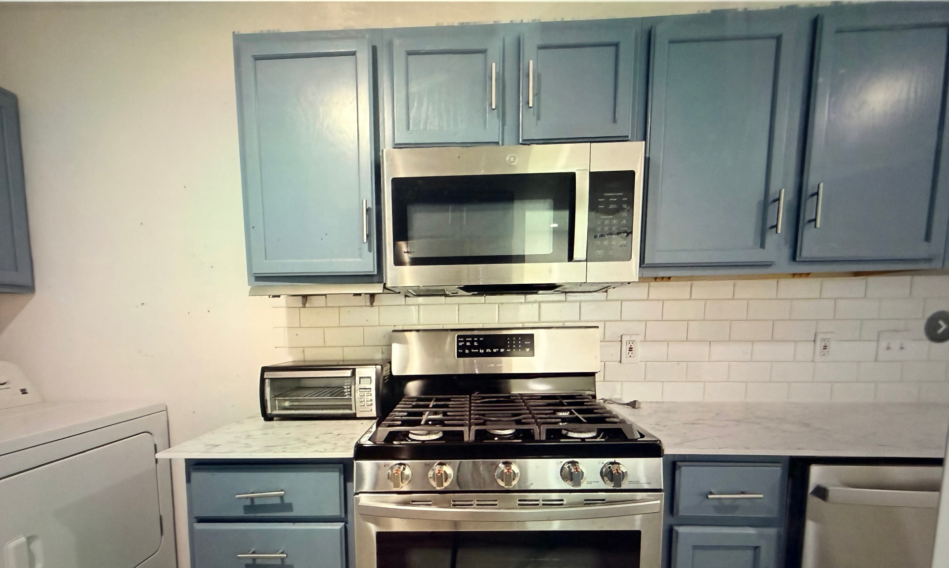 Cosby House — kitchen with gas range, over-the-range microwave and toaster oven